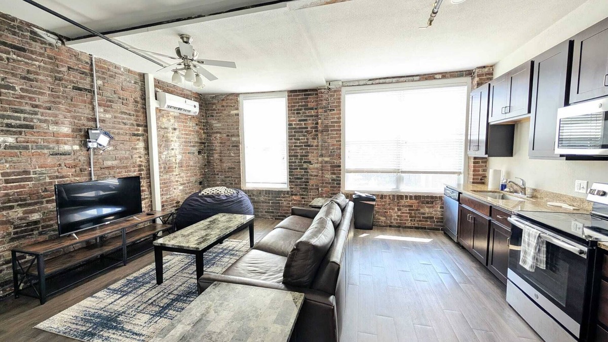 Central West End Apartment | Robust Queen Suite w/Parking- Near Barnes 202