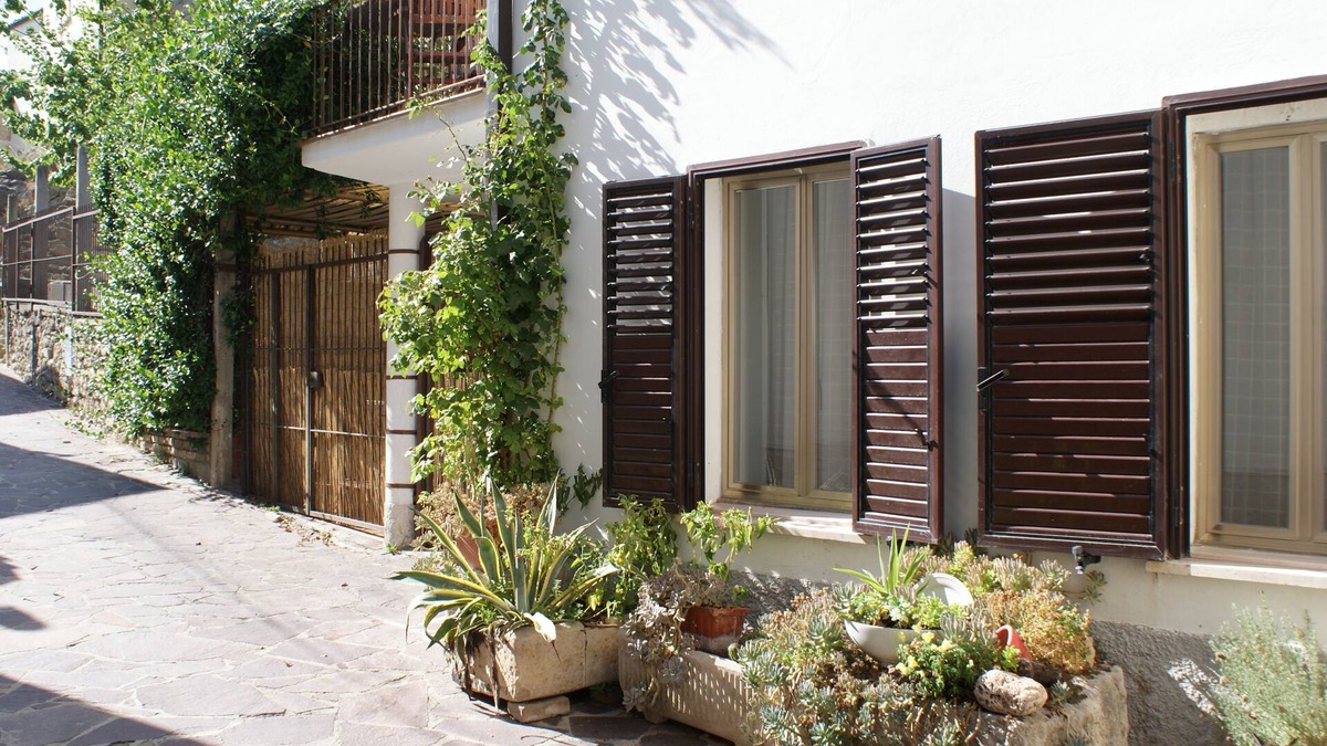 Roccascalegna House | Roccascalegna apricot house