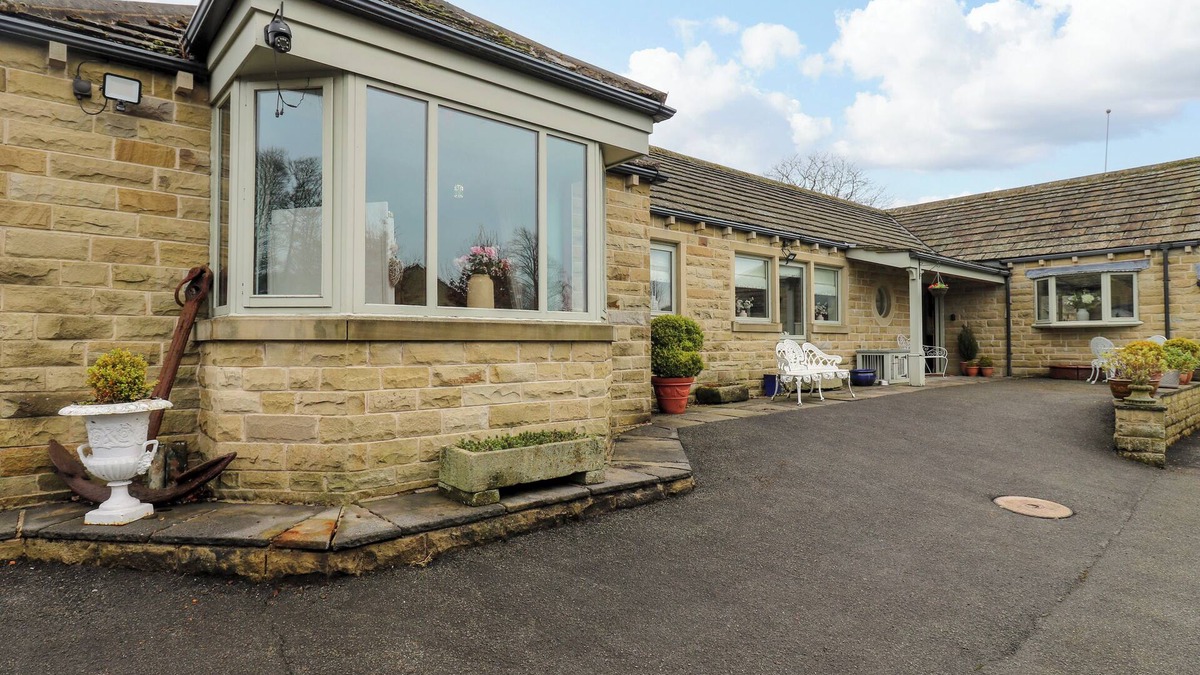 Shepley House | ROCHE HOUSE, pet friendly, with a garden in Shepley
