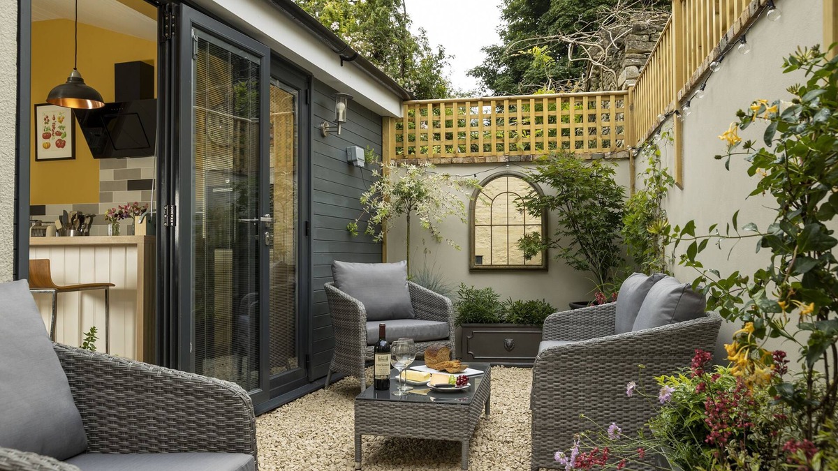 Minchinhampton Cottage | Rock Cottage - sleeps 2 guests in 1 bedroom