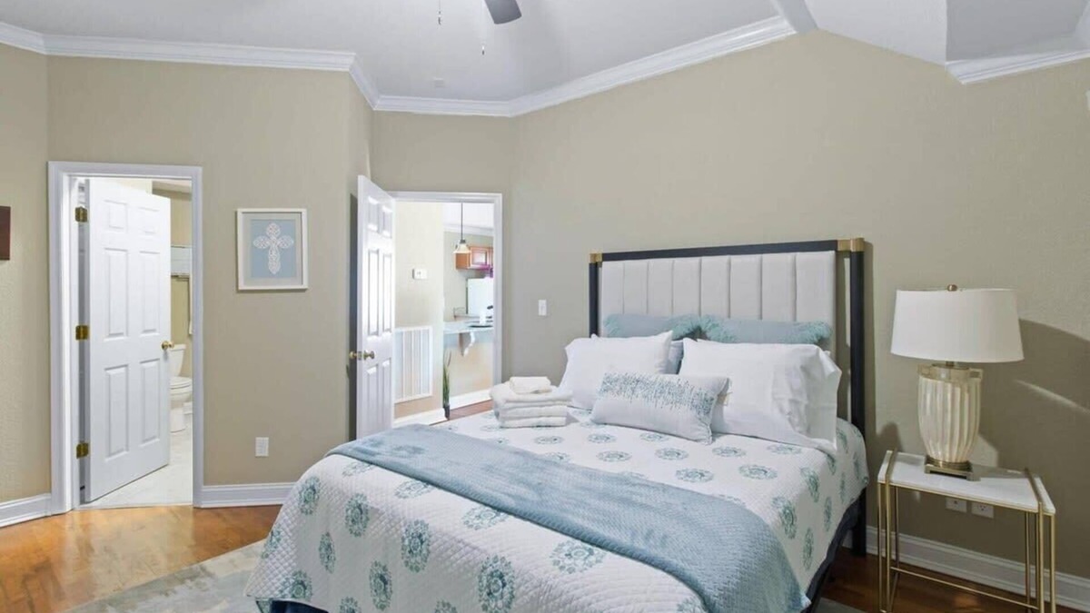 Red Bank House | Rock House with free wifi, parking, & cozy space!