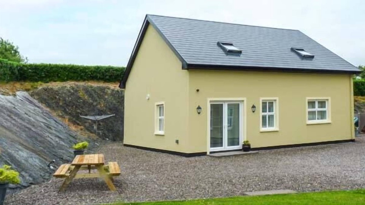 Ardnatrush Cottage | ROCK LAWN COTTAGE, pet friendly in Kealkill, County Cork