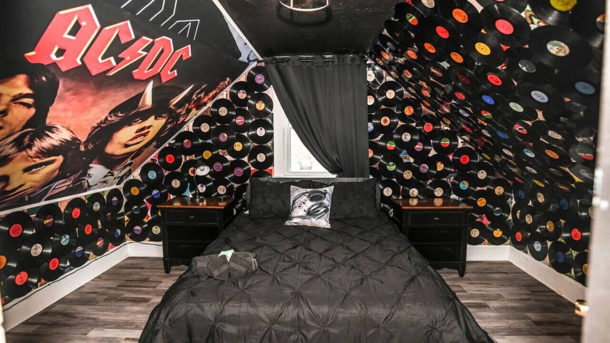 Cleveland Apartment | Rock 'n' Roll Duplex | Themed | Sleeps 10