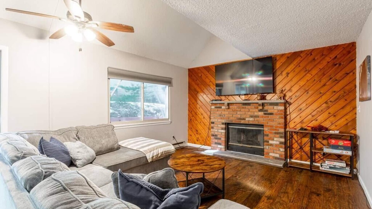 East Stroudsburg House | Rock Nest Hideout | Walk to Lake | Fire Pit | Hammock | Arcade