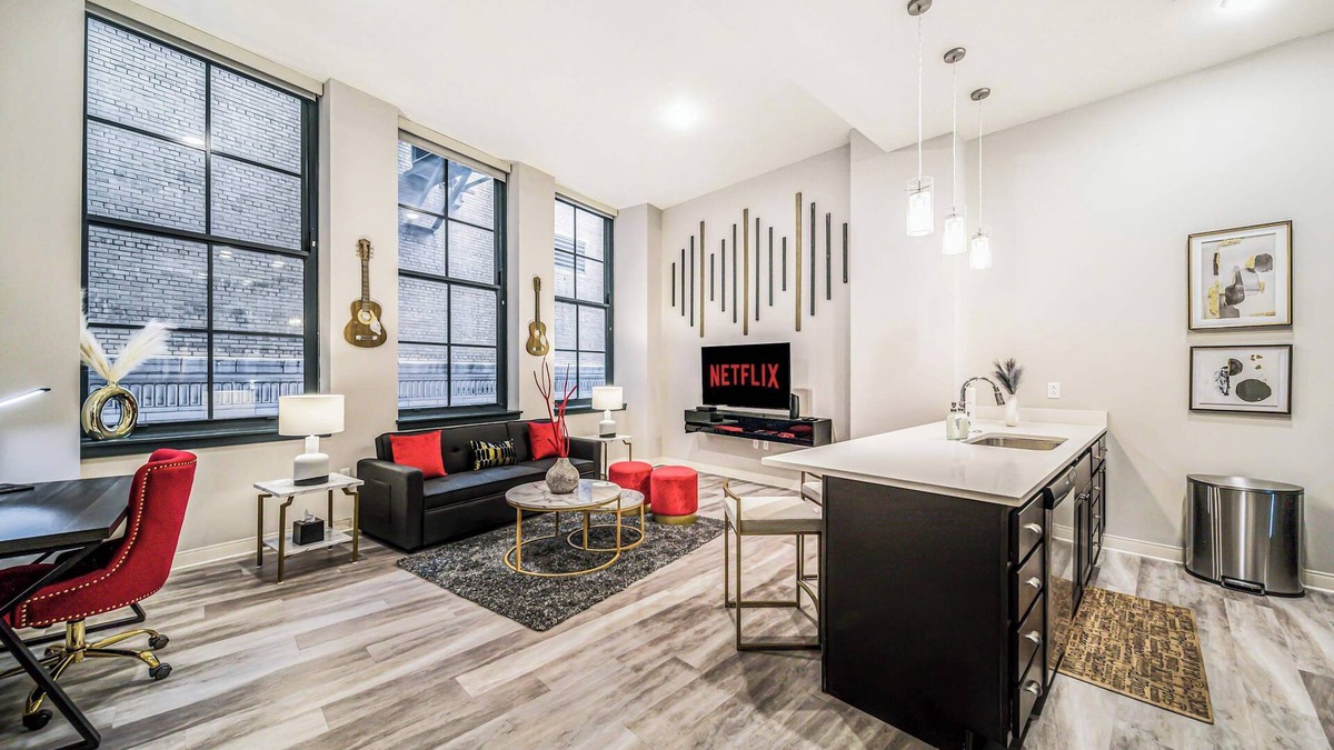 Gateway District Apartment | Rock & Roll Flat w/Heated Pool+Sauna+Gym Downtown