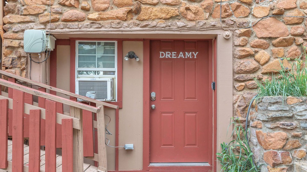 Medicine Park Cabin | Rock & Roll Room- Perfect for a Couple ready to paint the town in Medicine Park