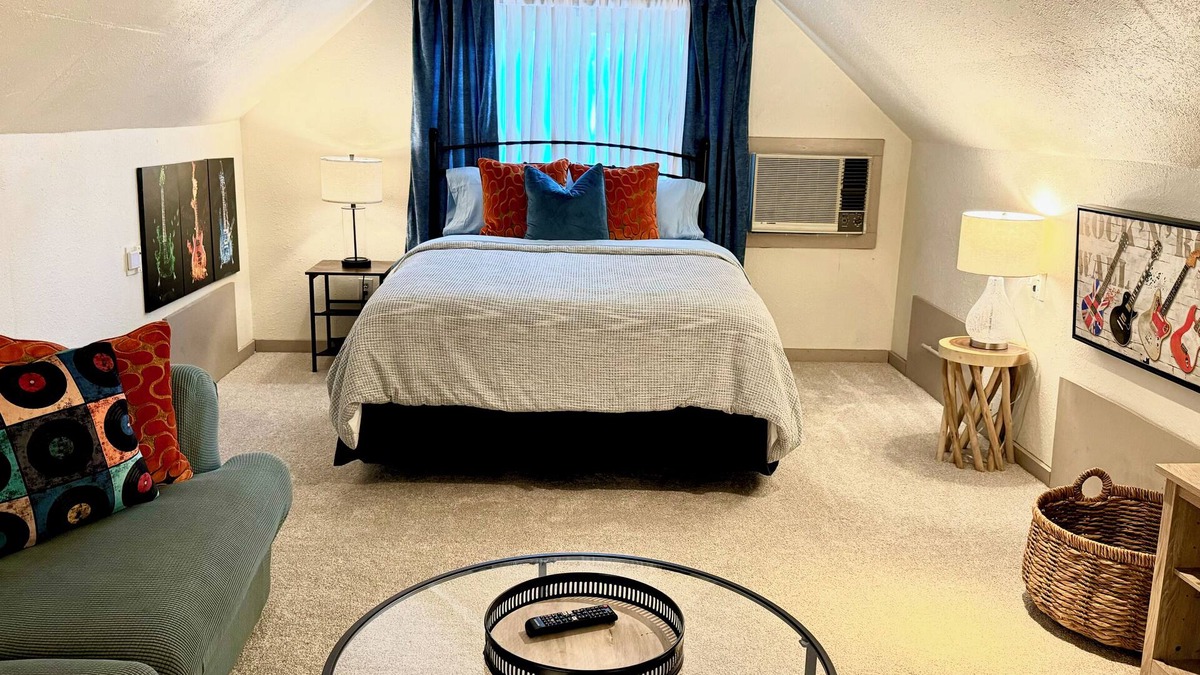 Shaker Heights Apartment | Rock & Roll Suite CLE - 1 Bedroom/1 bathroom near Downtown Cleveland, OH