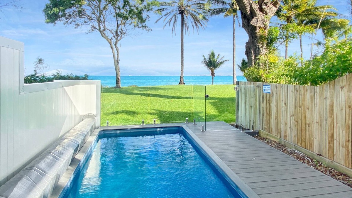 Picnic Bay Villa | Rock Salt Villa 1. Situated on the foreshore at Picnic Bay