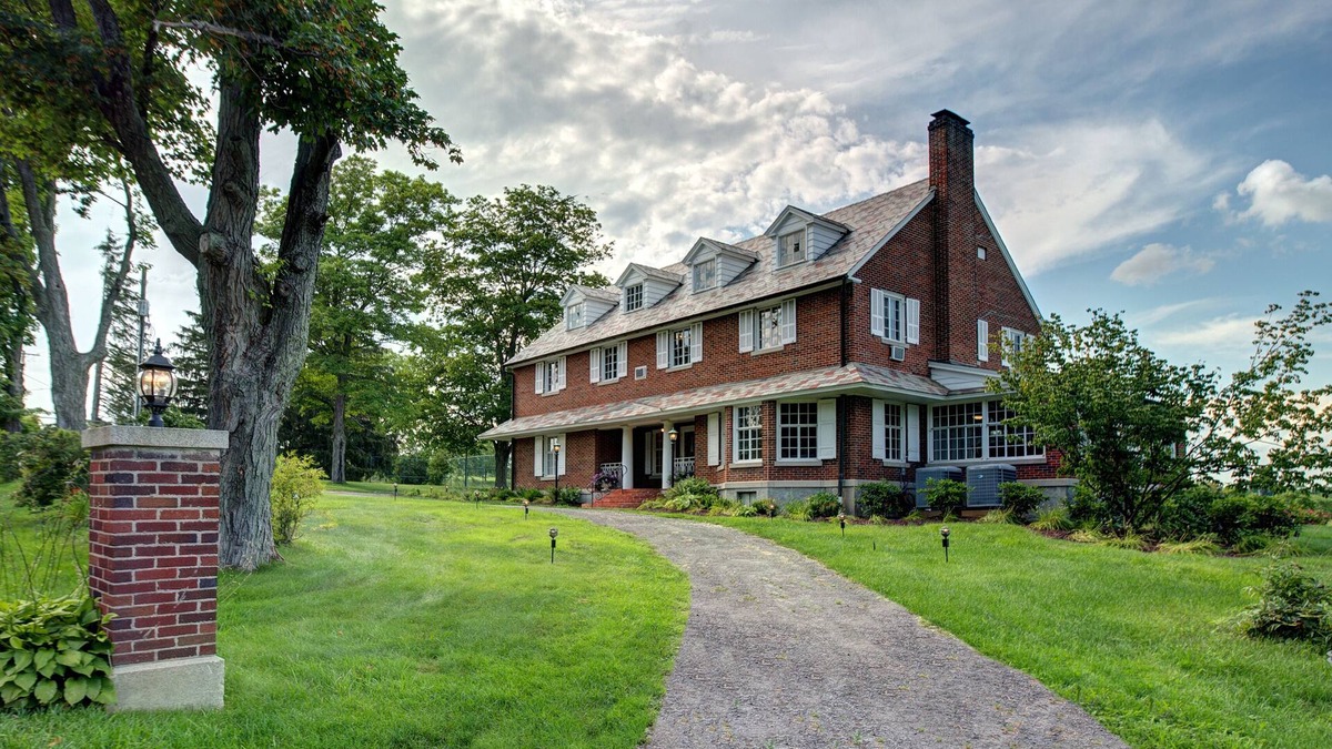 Rock Stream House | Rock Stream Estate | Wine trail with a hot tub surrounded by nature