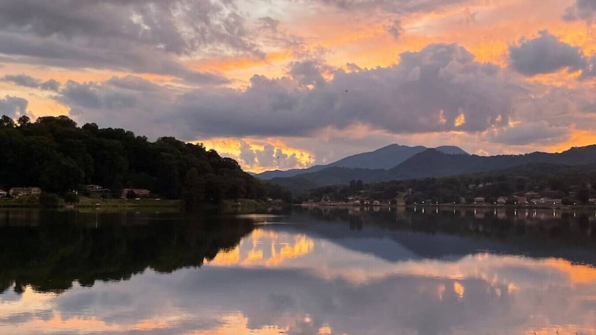 Lake Junaluska Apartment | Rock Wall Retreat-1 min walk to Lake J Assembly-10 min to Waynesville & BR Pkwy
