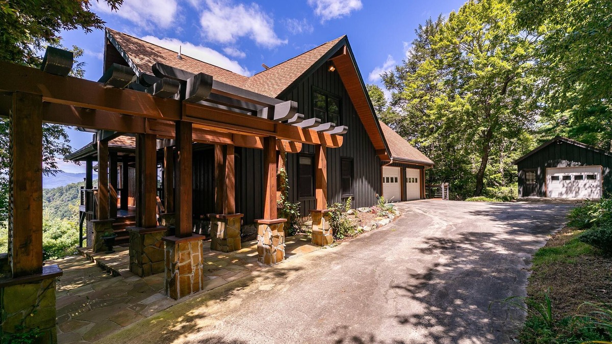 Apple Ridge House | Rockcliff Retreat - 4BR, 3BA - 15min To Blowing Rock - Mountain Views