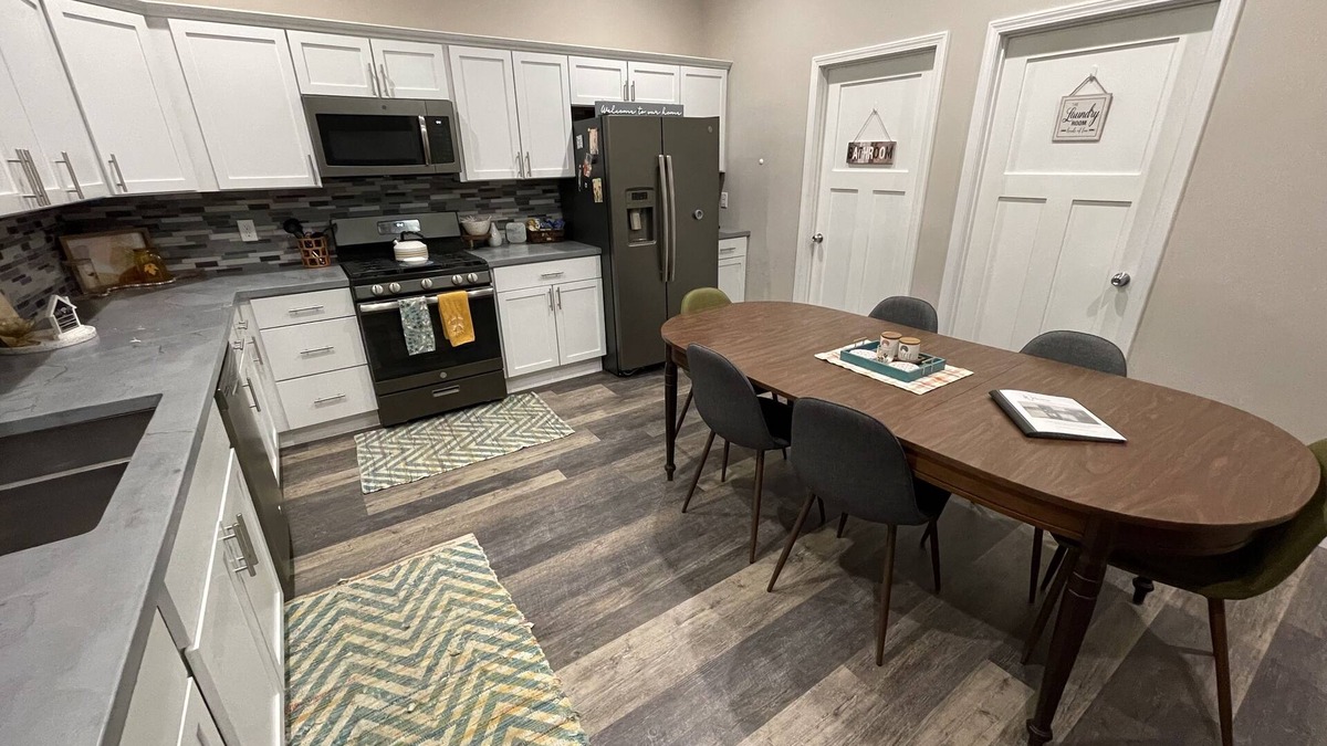 Ladd Apartment | RockerBye Rental downtown Ladd - Sleep 6 - Large modern space with vintage charm