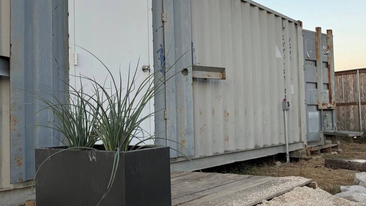 Round Top Apartment | Rockin' 40' Container