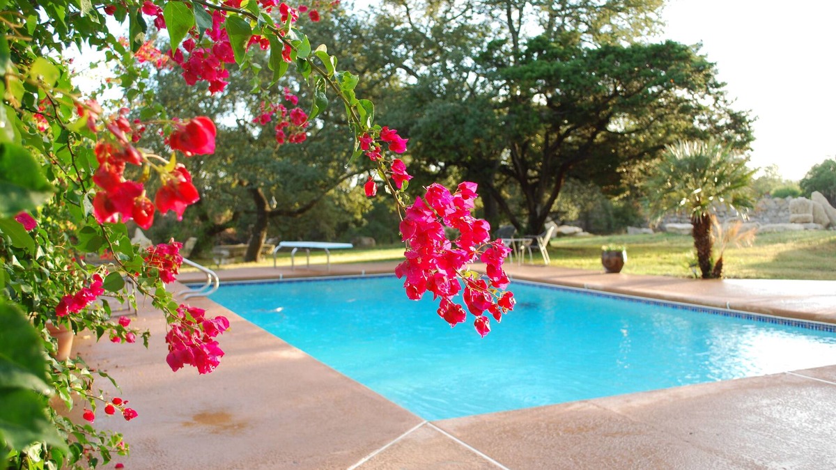 Scenic Brook West House | Rockin' Y Ranch - Pool, Pickleball Court, Party Barn, 15 Minutes to Downtown.