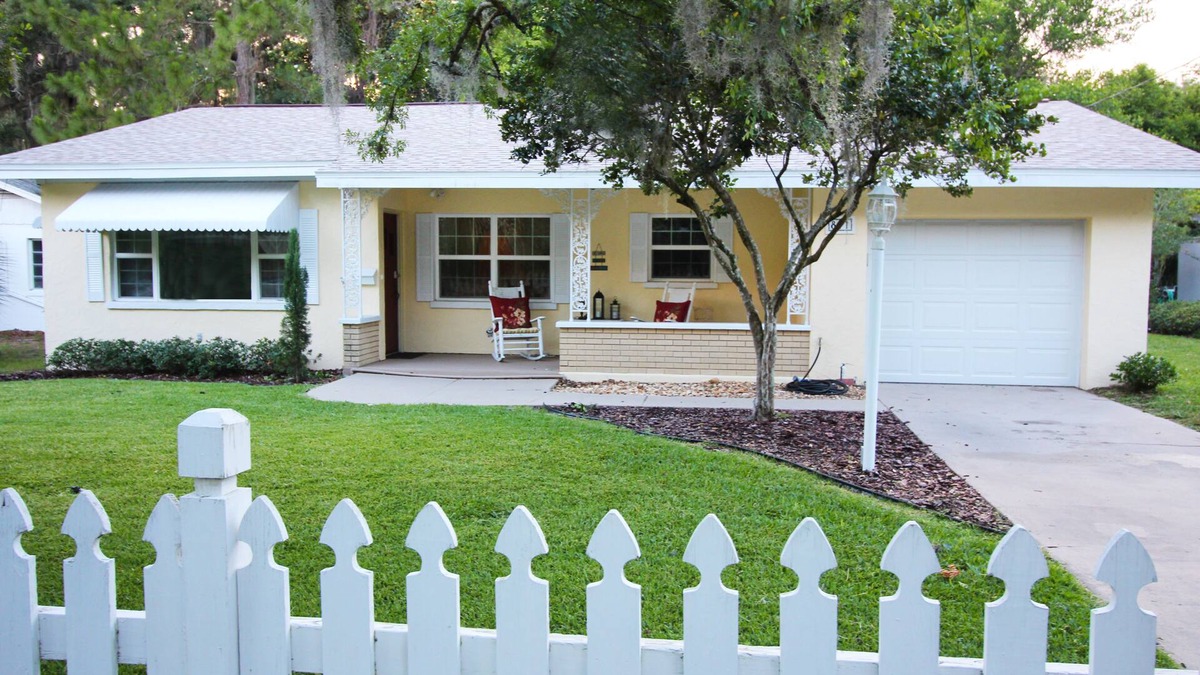 Mount Dora House | Rocking Chair Cottage in Historic Mt Dora .Walk to Town