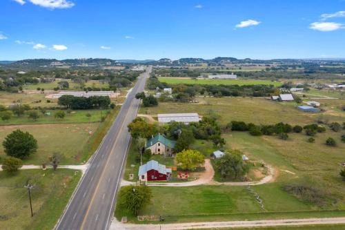 Fredericksburg House | Rocking Ox Gasthaus and Barn Cabin