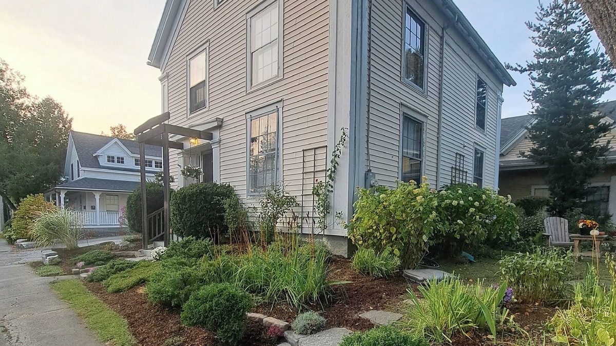Rockland House | Rockland is the arts capital of Mid Coast Maine! STR 25-14