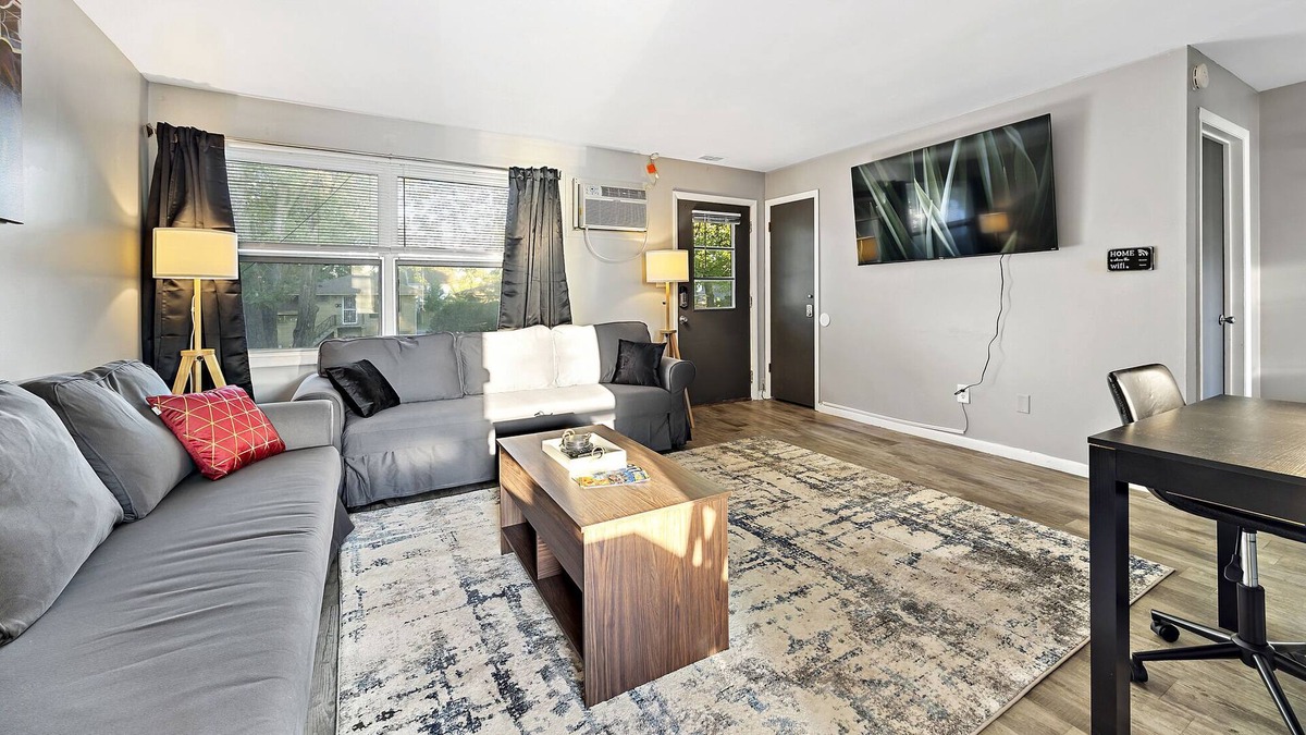 Aurora Apartment | RocknRoll-Themed Apt ✧65"TV/WiFi/FreeParking