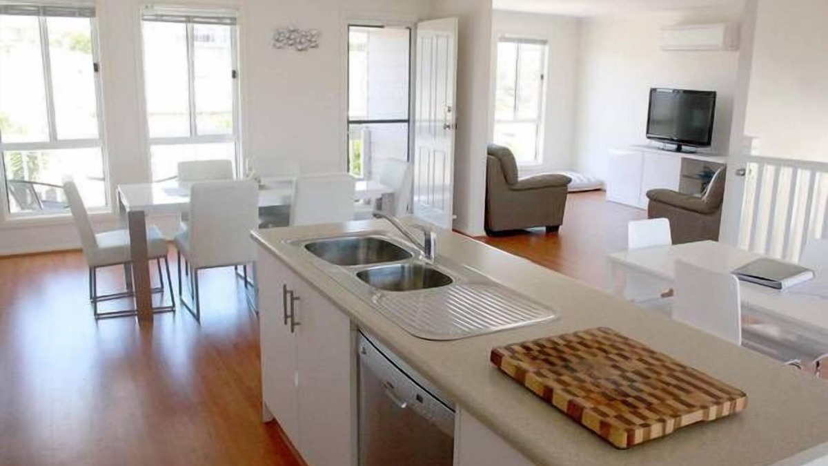 Hayborough House | Rocks Retreat - Sleeps 10 Short walk to the beach