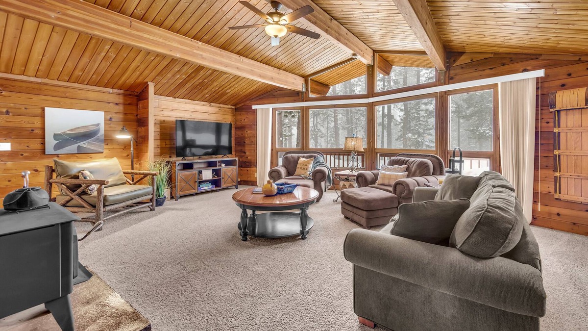 Beckwourth Cabin | Rocky Cliff Retreat at Davis Lake