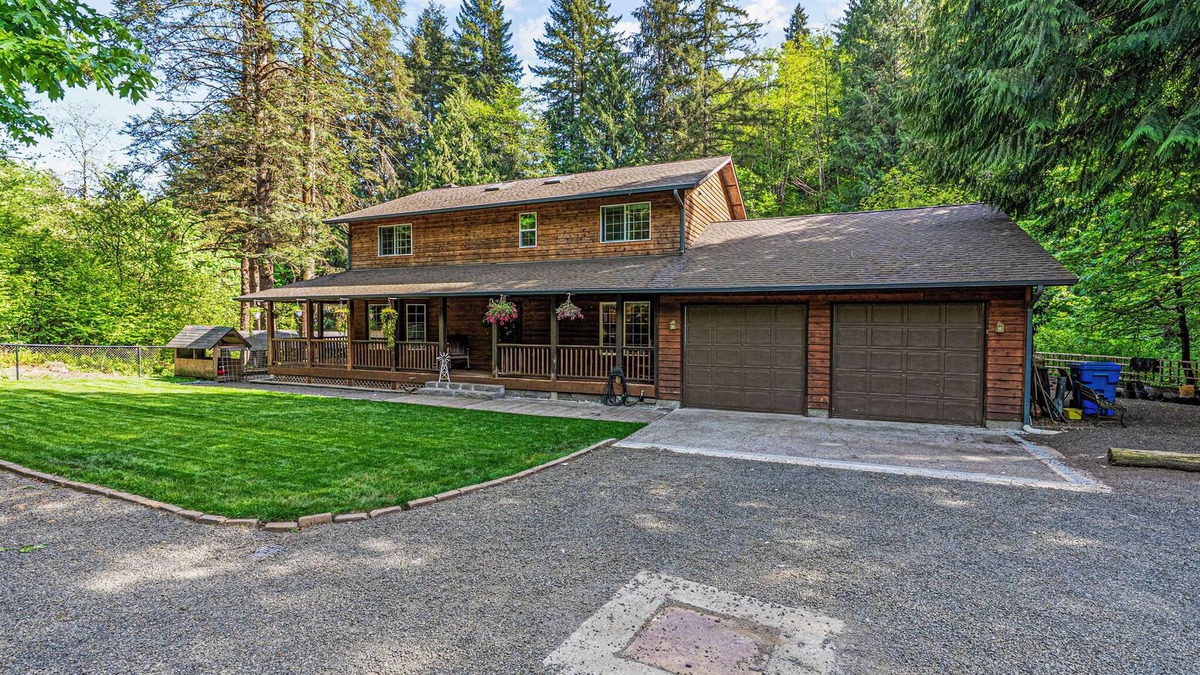 Longview House | Rocky River is a Spacious 5-bedroom house in wonderful Longview with WiFi, AC