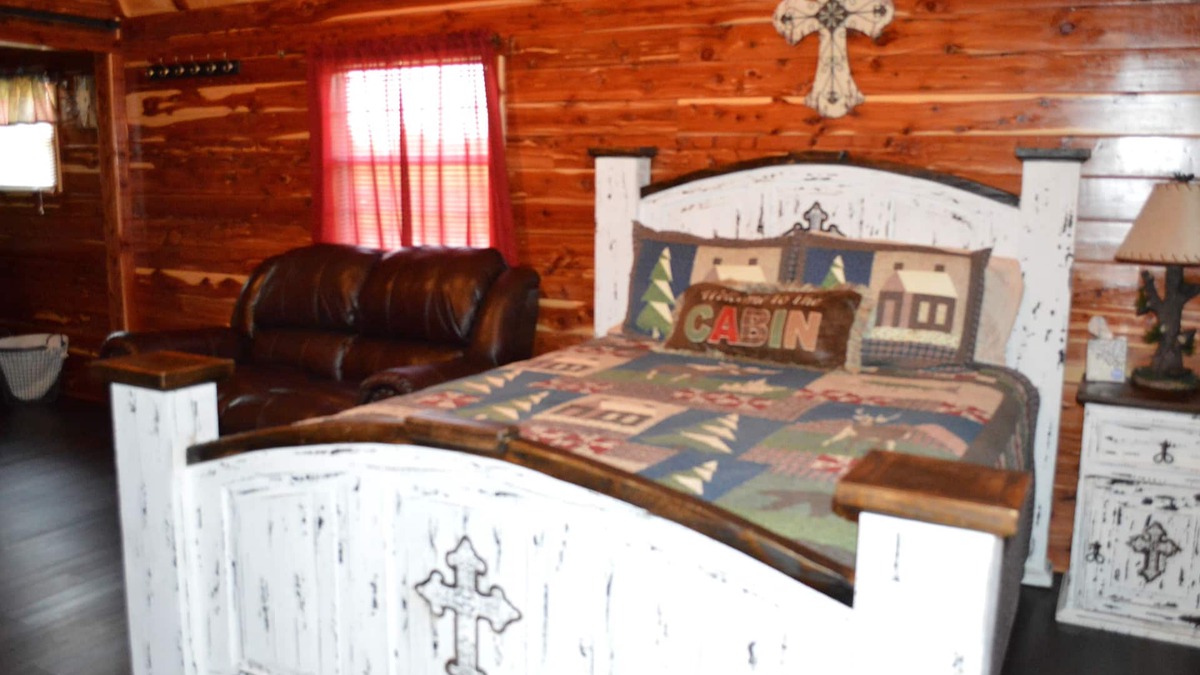 Hughes County Cabin | Rocky Top Winery Cabin #2