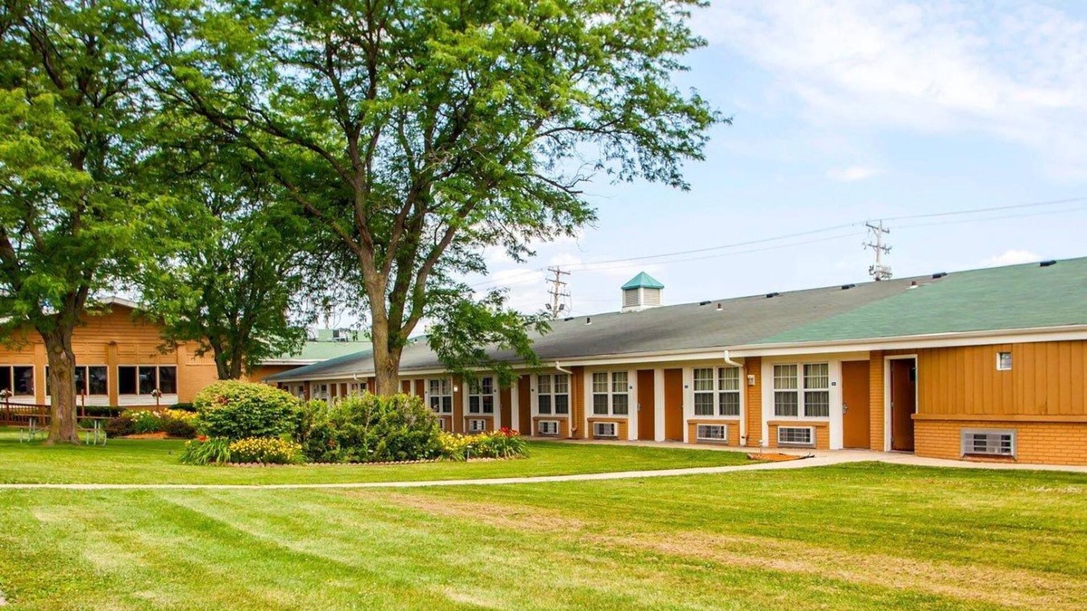 Beloit Hotel | Rodeway Inn Beloit