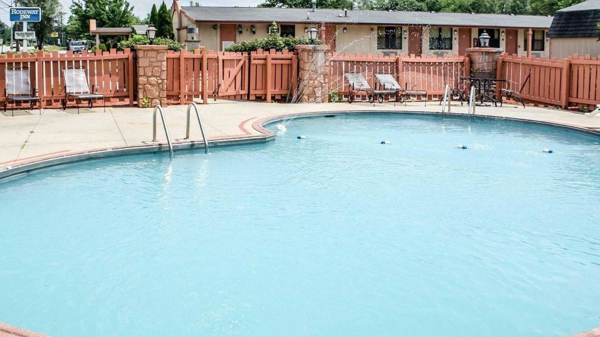 Carlisle Hotel | Rodeway Inn Carlisle North