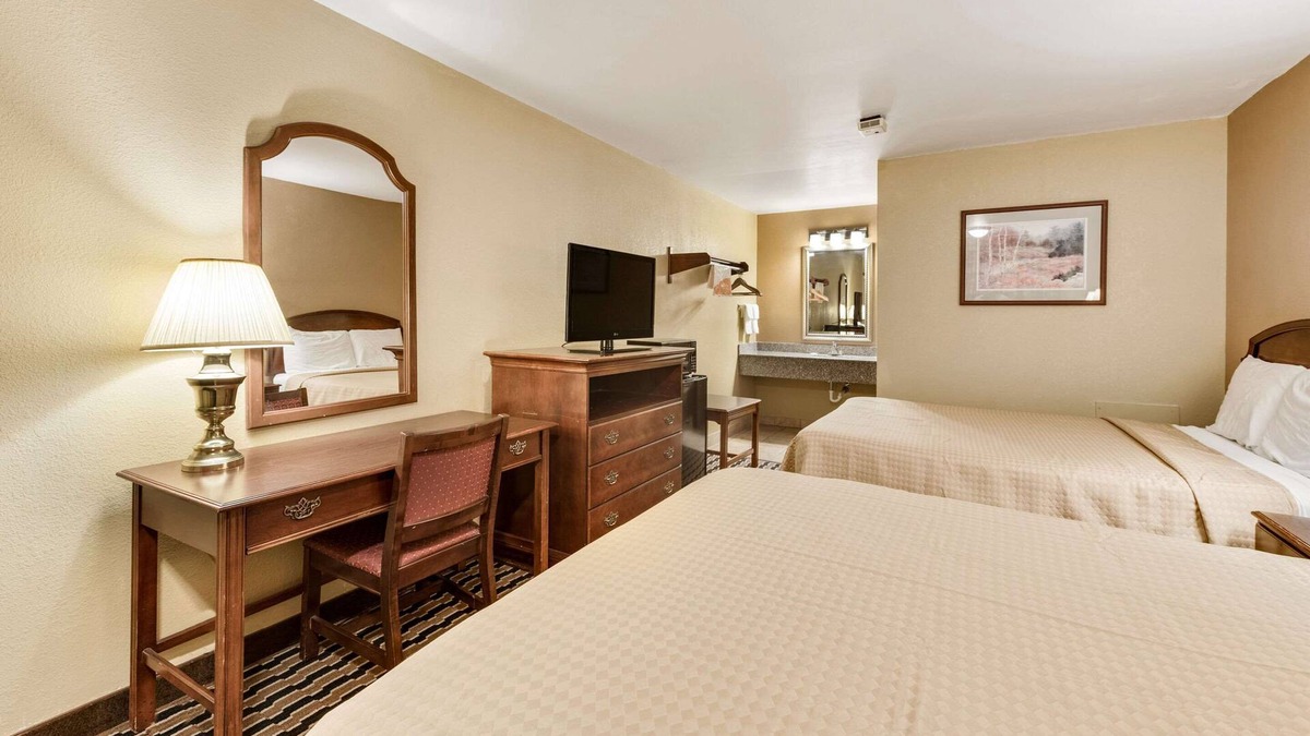 Columbus Hotel | Rodeway Inn Columbus West