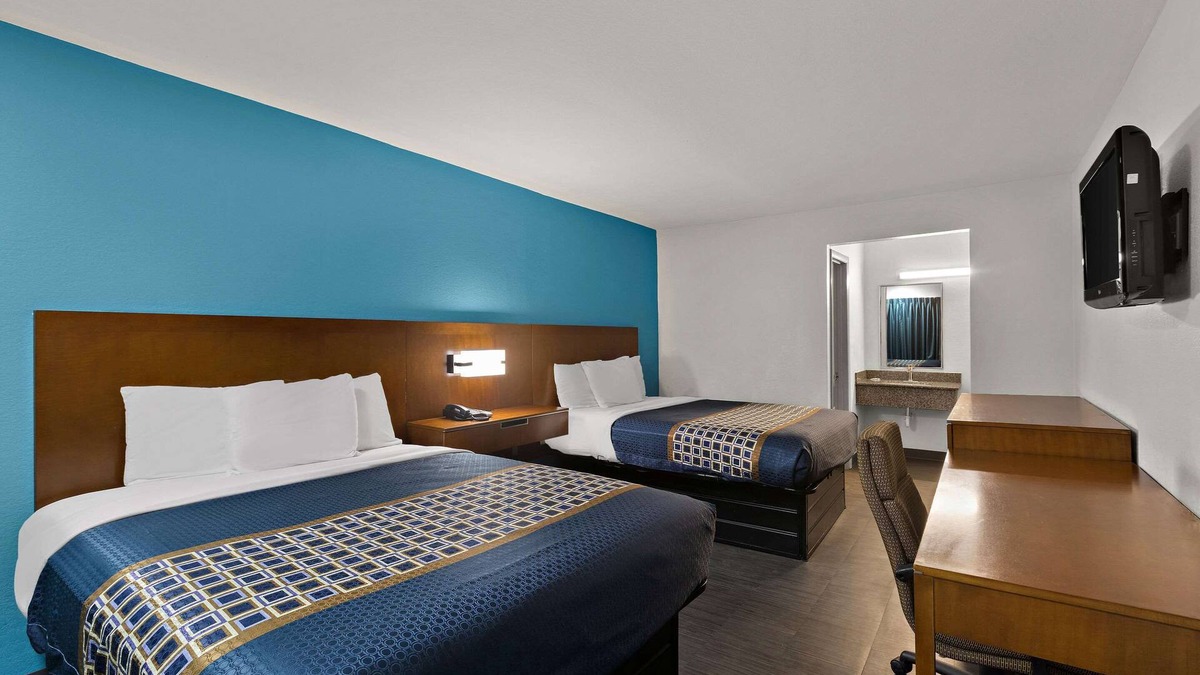 Commerce Hotel | Rodeway Inn Commerce