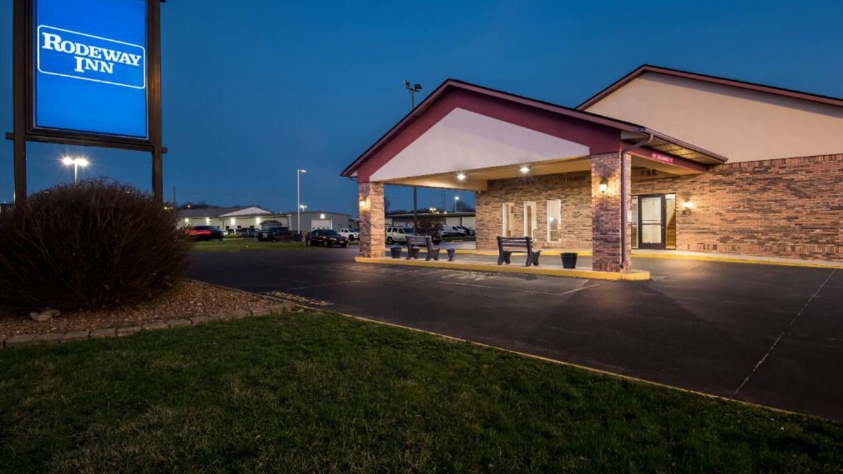 Effingham Hotel | Rodeway Inn Effingham North