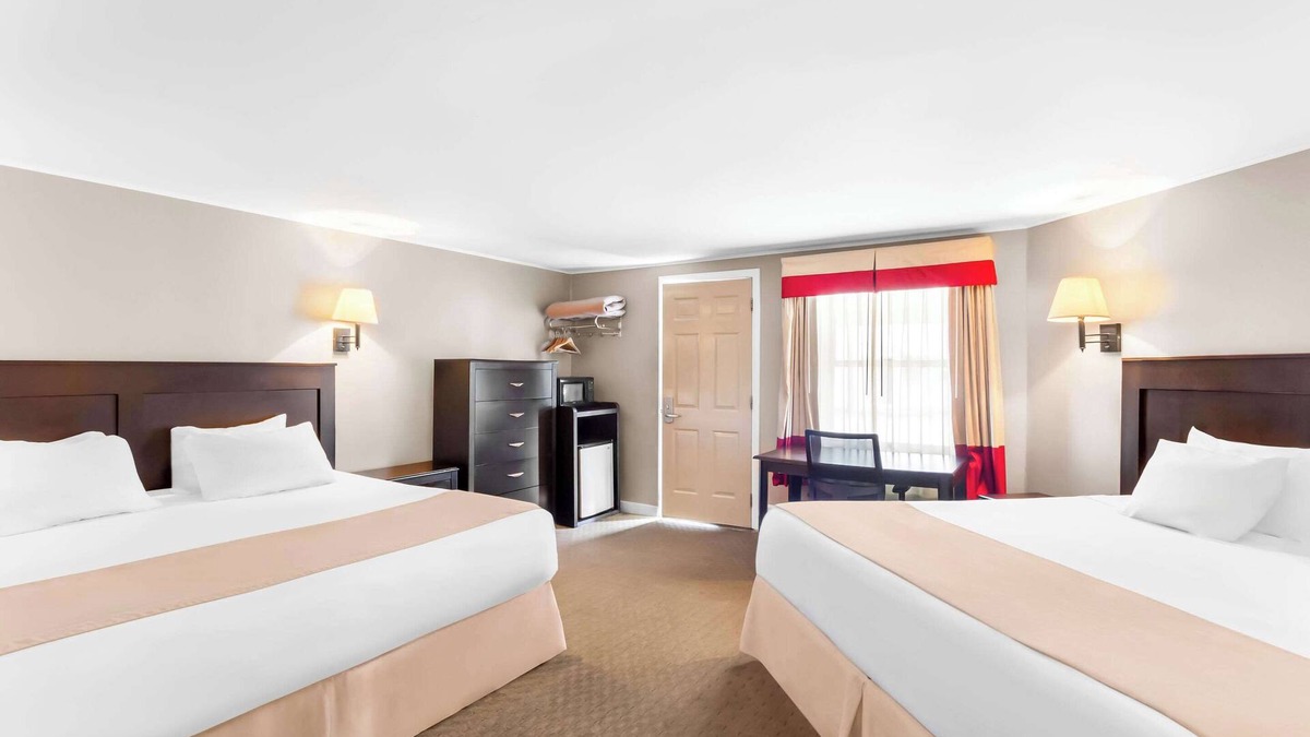 Gorham Hotel | Rodeway Inn Gorham Riverside