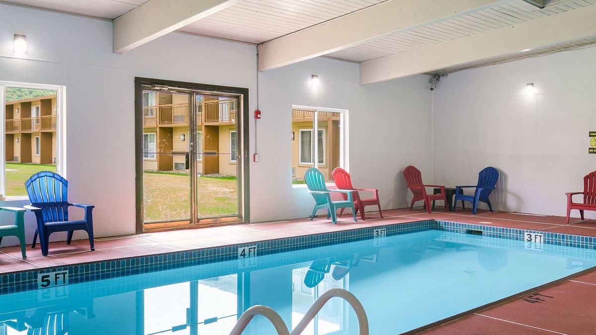 Delaware Water Gap Hotel | Rodeway Inn & Suites Stroudsburg - Poconos