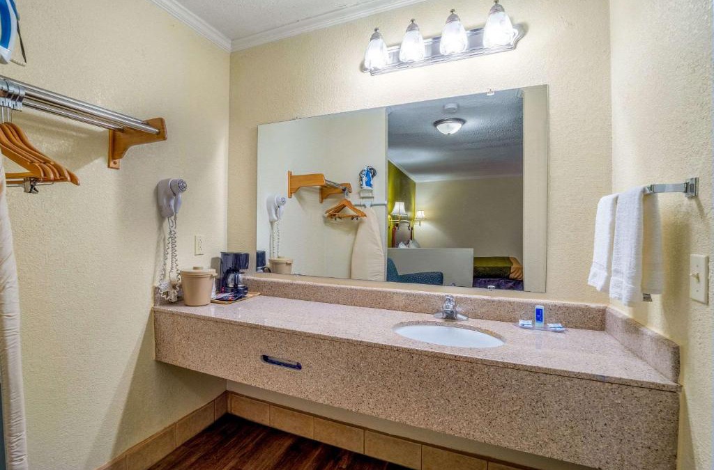 Columbia Hotel | Rodeway Inn & Suites Fort Jackson