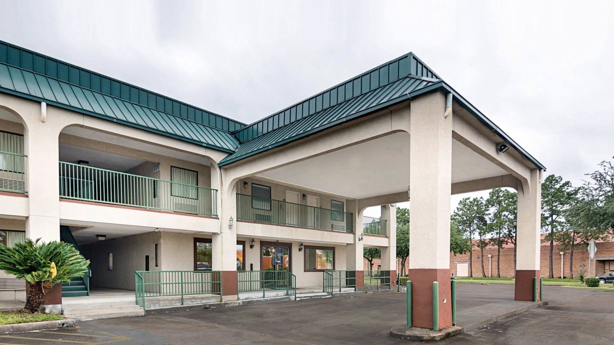 Brookhollow Hotel | Rodeway Inn & Suites Highway 290 Northwest