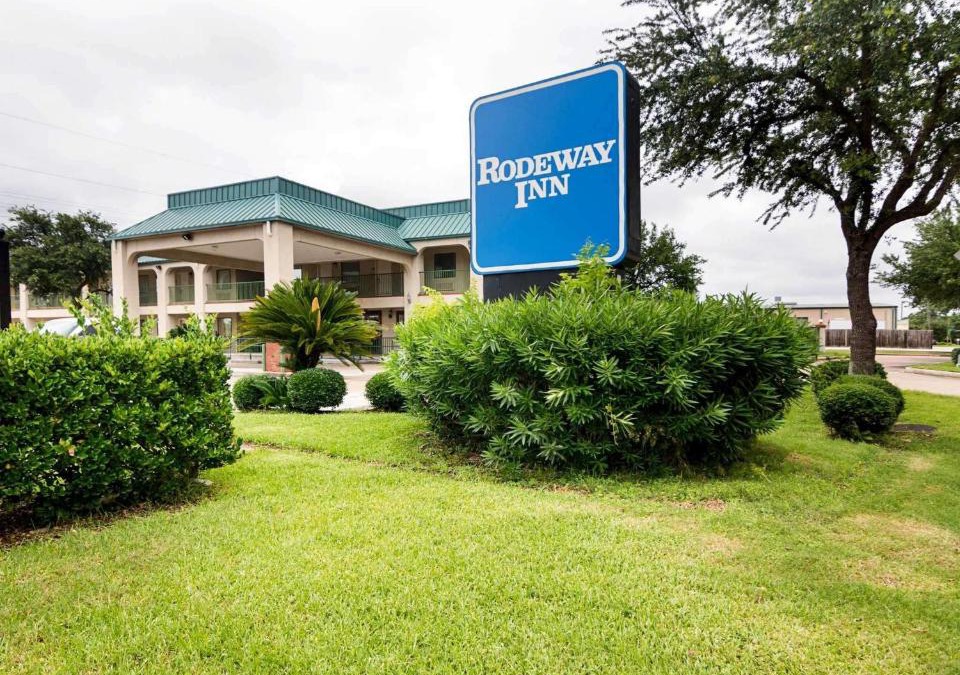 Brookhollow Hotel | Rodeway Inn & Suites Hwy 290 NW