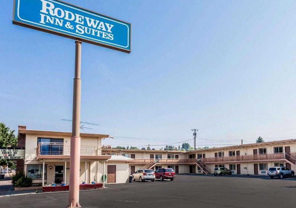 Omak Hotel | Rodeway Inn & Suites Omak - Okanogan