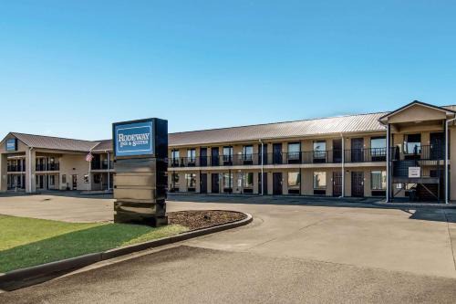 East Dublin Hotel | Rodeway Inn & Suites