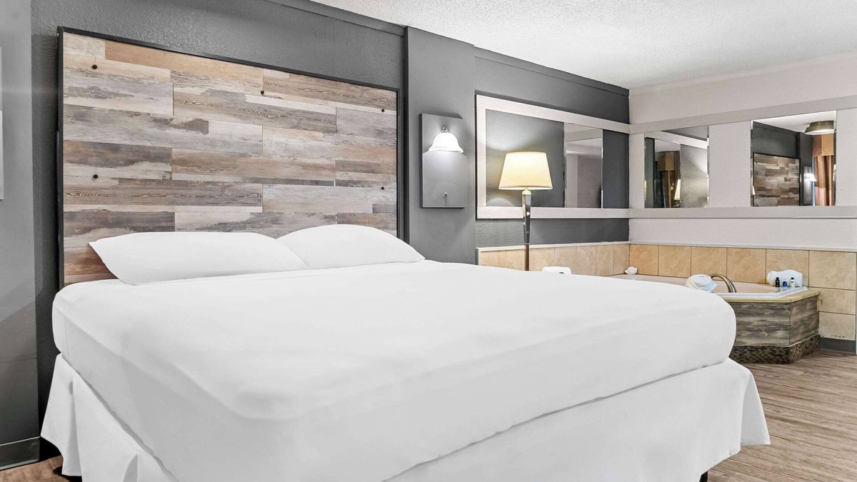 Saginaw Hotel | Rodeway Inn & Suites