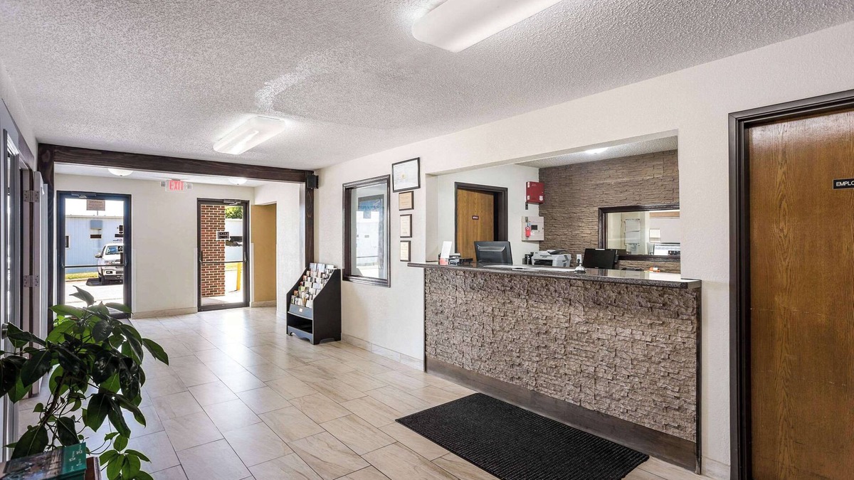 Cedar Rapids - Iowa City Hotel | Rodeway Inn