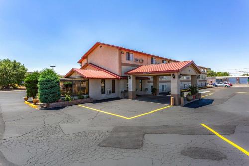 Farmington Hotel | Rodeway Inn
