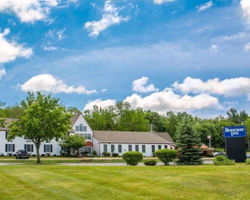 Lakeville Hotel | Rodeway Inn