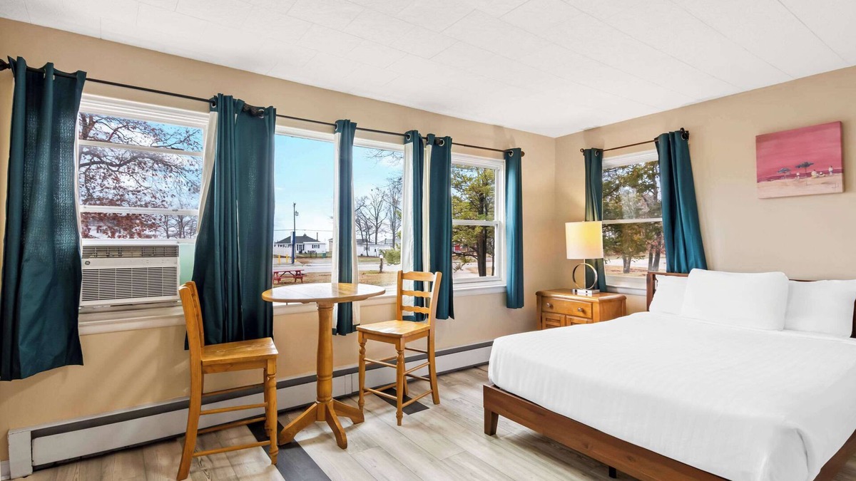 Oscoda Hotel | Rodeway Inn