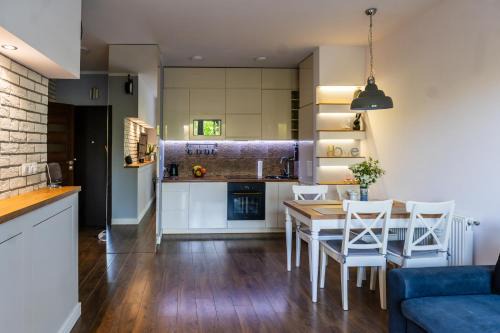 Warsaw Apartment | Rodzinny relaks z ogrodem i garażem