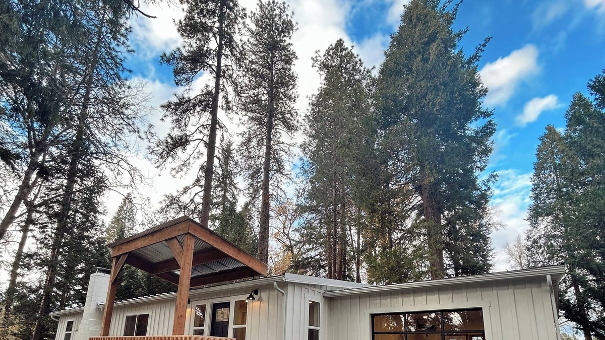 Redwood House | Rogue Reefs Riverfront Home