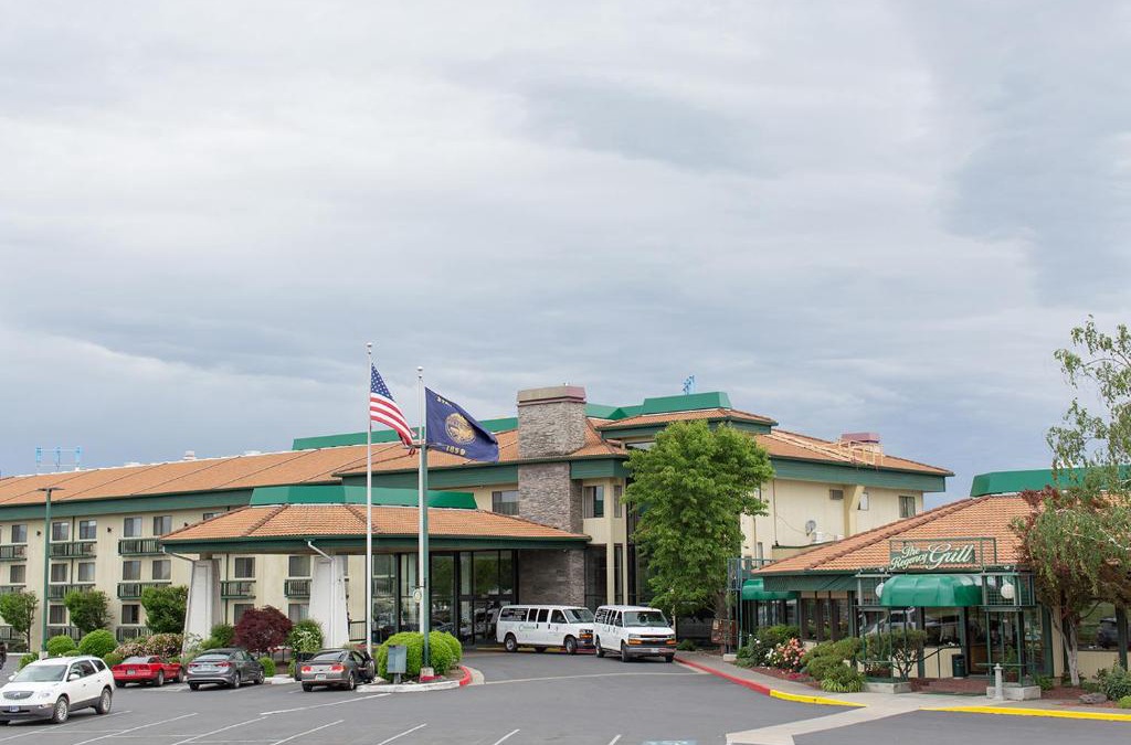Medford Hotel | Rogue Regency Inn & Suites