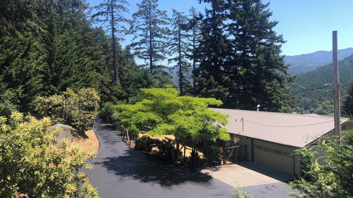 Gold Beach House | Rogue River Delight - 3 bd/2 ba River View Home