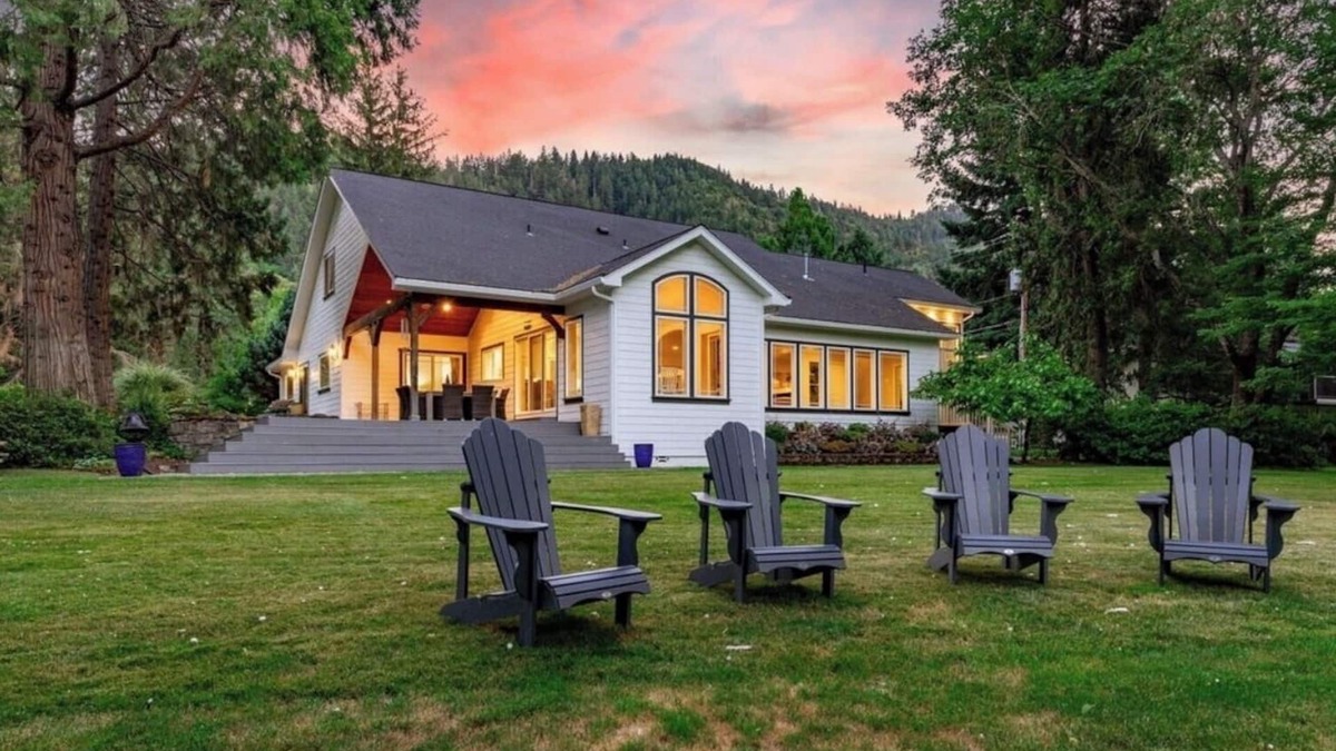 Grants Pass House | Rogue River Retreat- tranquility + modern comfort