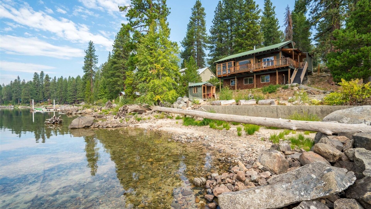 Leavenworth Cabin | Rogue Shores - Tranquil Lakefront Home