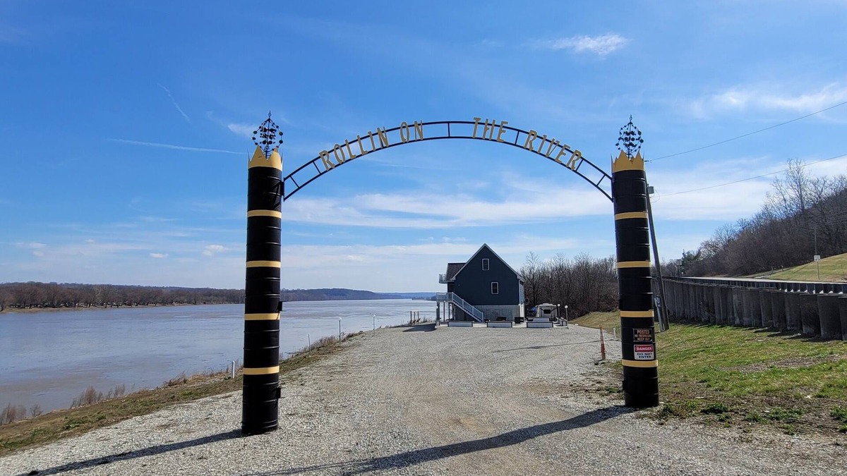 Lawrenceburg House | Rollin on the River: Riverfront, Hot Tub, Creation Museum, Ark, Ski, Sleeps 15